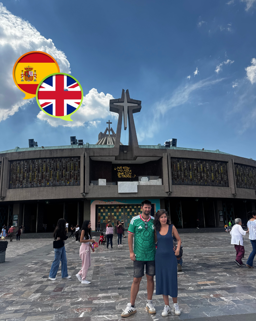 Pareja de visitantes frente a la Basílica de Nuestra Señora de Guadalupe