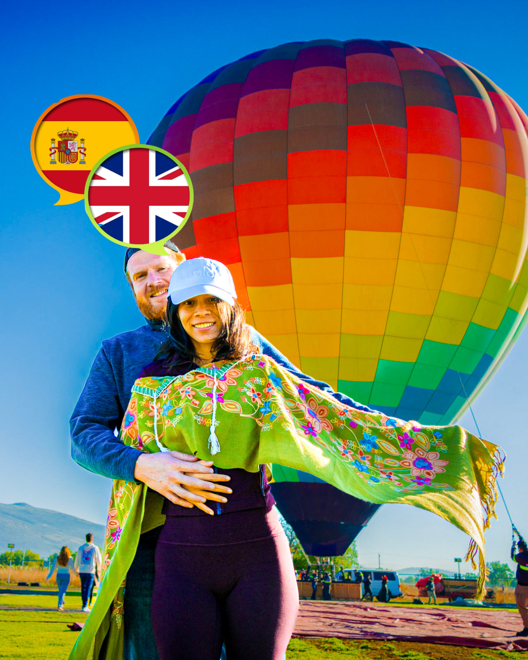 Pareja frente a un globo aerostático antes de volar sobre Teotihuacán