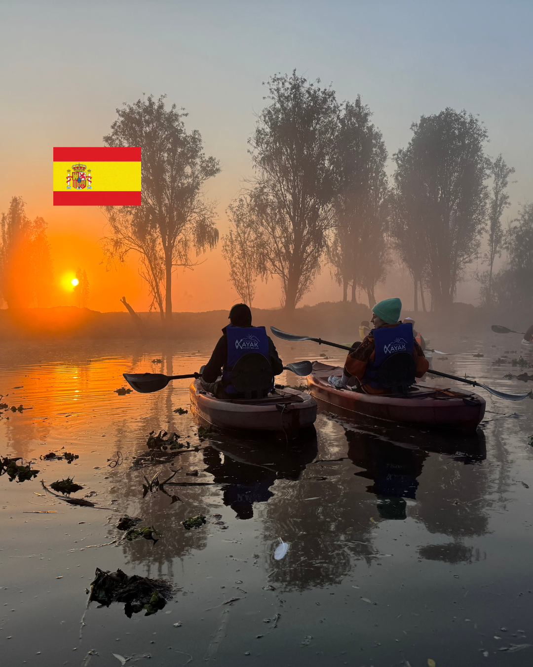 Dos kayaks navegando los canales de Xochimilco durante el amanecer