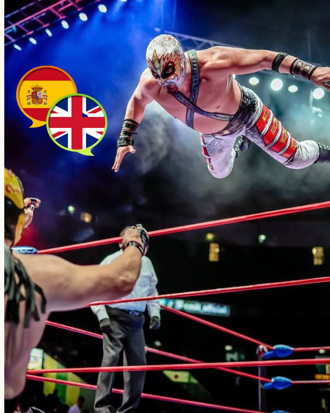 Luchador enmascarado saltando desde las cuerdas durante una función de lucha libre