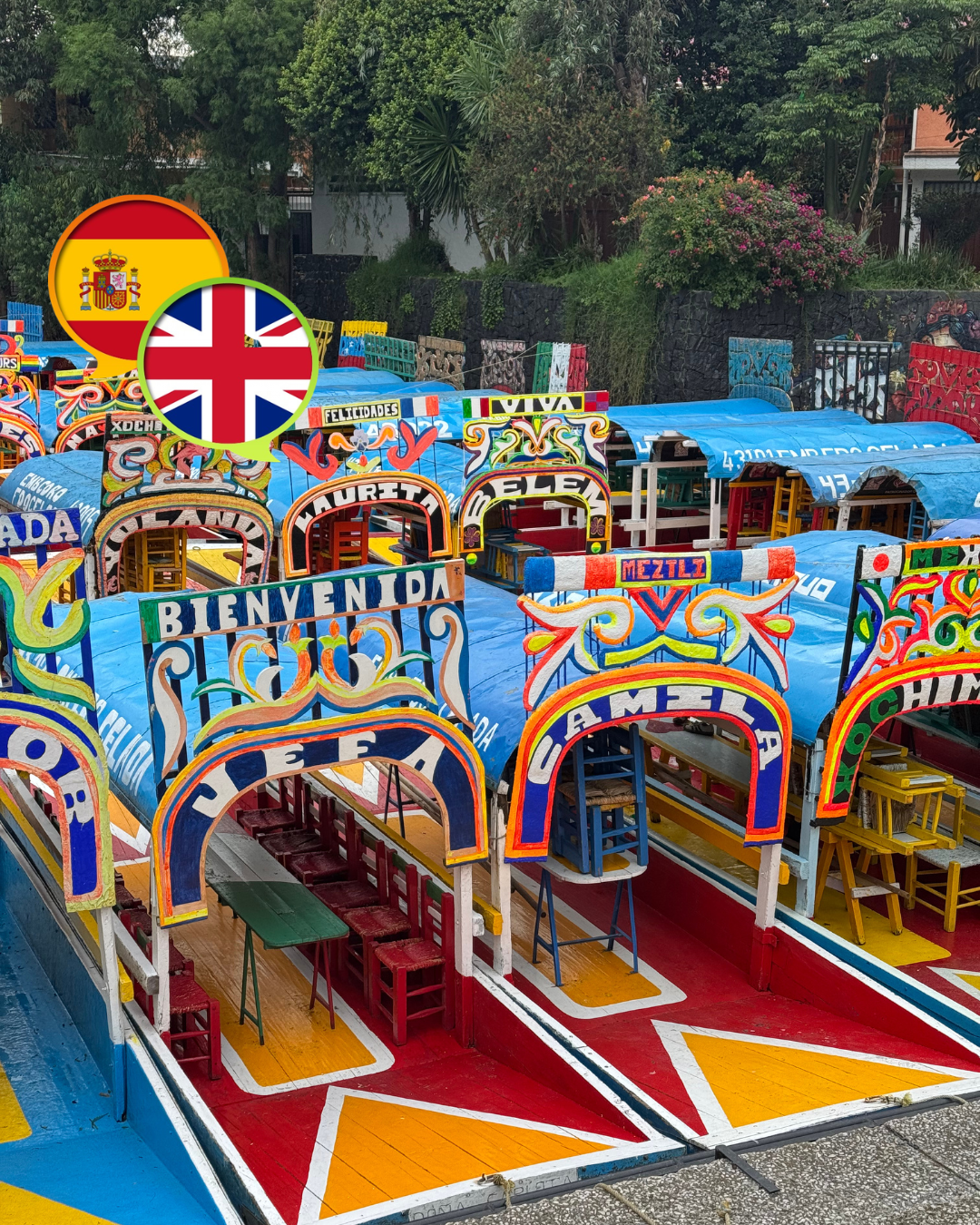Trajineras coloridas con arcos decorados en el embarcadero de Xochimilco